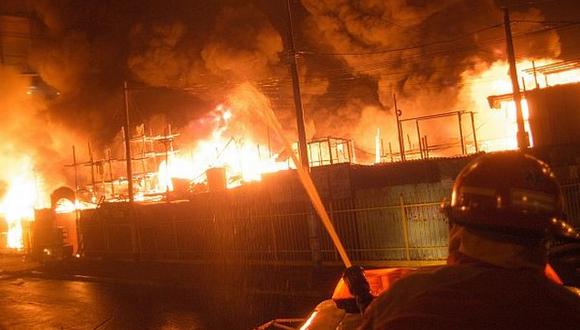 Urgente: se incendia mercado Humantanga en Puente Piedra