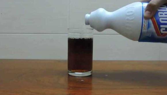 YouTube: Este es el sorprendente resultado de mezclar lejía con Coca Cola (VIDEO)