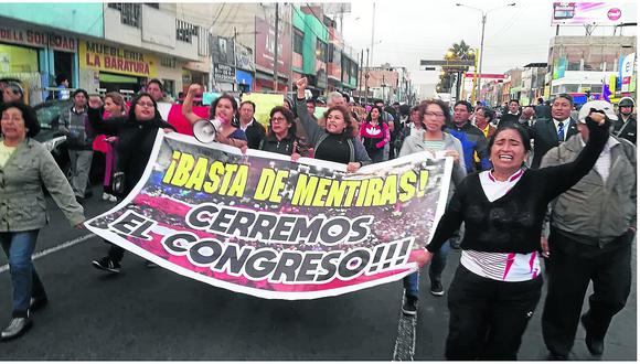Movilización por las calles de Chimbote en respaldo al cierre del Congreso 