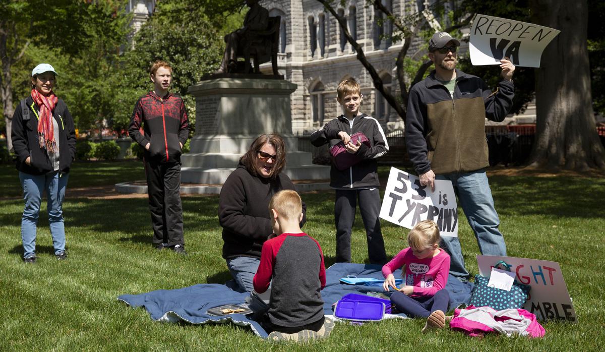 Después de que algunos manifestantes se reunieron dentro del parque, la policía cerró las puertas e impidió la entrada, donde se reunieron los manifestantes restantes. (Foto: AFP/Ryan M. Kelly)
