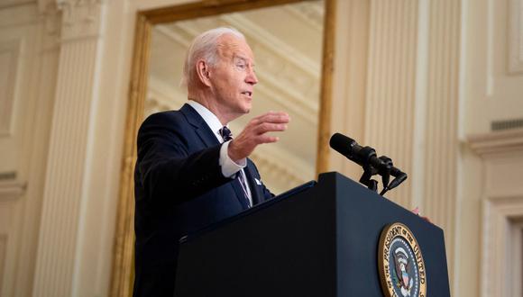 El presidente de los Estados Unidos, Joe Biden, habla en la Sala Este de la Casa Blanca sobre Ucrania después de que las tropas rusas ingresaran a las regiones separatistas el 22 de febrero de 2022 en Washington, DC. (Foto de Brendan Smialowski / AFP)