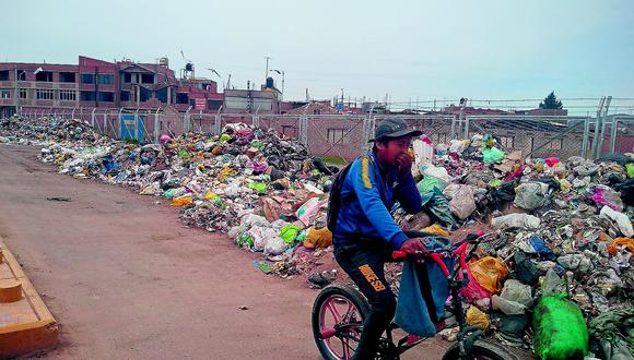 Juliaqueños protestaron por montículos de basura en la salida a Cusco