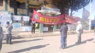 Docentes protestan exigiendo cambio del director de la UGEL Melgar