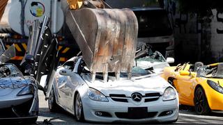 Destruyen autos de lujo de dueños que no pagaban impuestos en Filipinas (FOTOS)