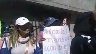 Padres realizan protesta exigiendo sentencia por terreno para escuela en Huancavelica