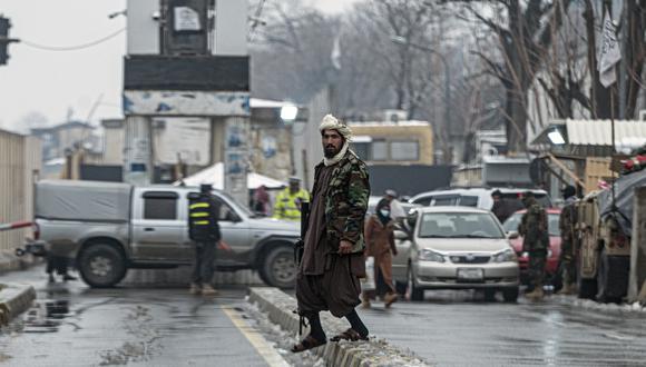 Un miembro de la fuerza de seguridad talibán hace guardia en una carretera bloqueada después de una explosión suicida cerca del Ministerio de Relaciones Exteriores de Afganistán en la plaza Zanbaq en Kabul el 11 de enero de 2023.  (Foto de Wakil KOHSAR / AFP)