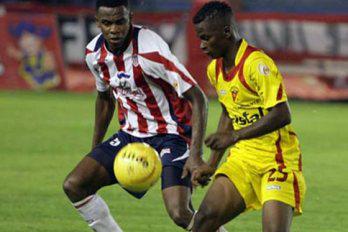 Video: Futbolista patea a un búho para sacarlo de la cancha