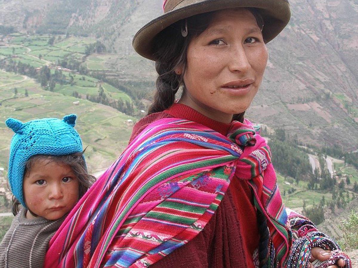 Lliclla Origen Del Colorido Manto De Las Madres Peruanas Que Cargan Vidas Cultura Correo