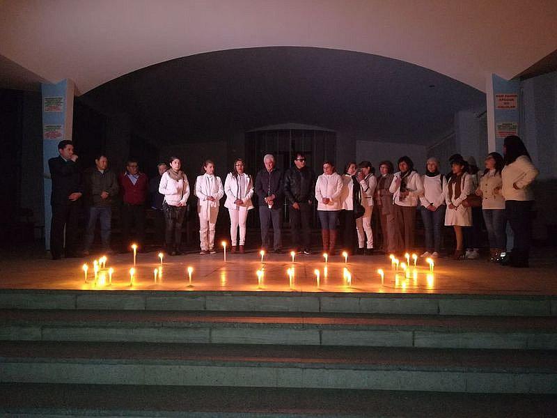 Recuerdan a víctimas de feminicidio con vigilia en cementerio La Apacheta