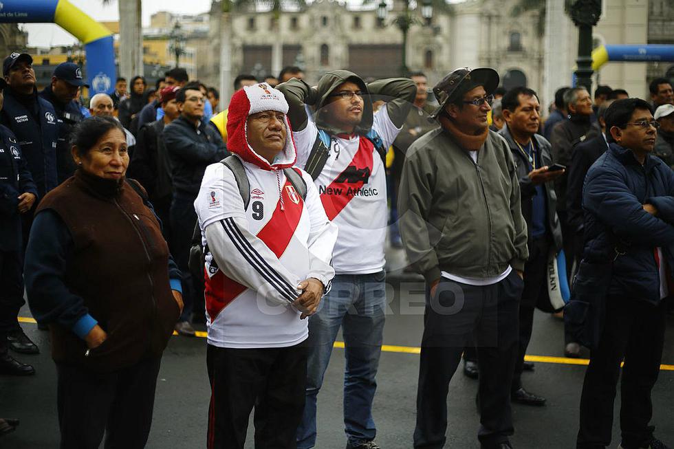 Hinchas peruanos miran el Rusia vs Arabia Saudita desde la Plaza de Armas 