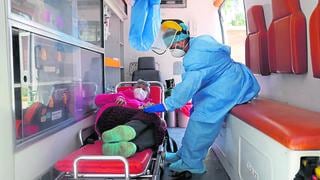 Paciente es llevada en ambulancia para recibir primera dosis de vacuna en Huancayo