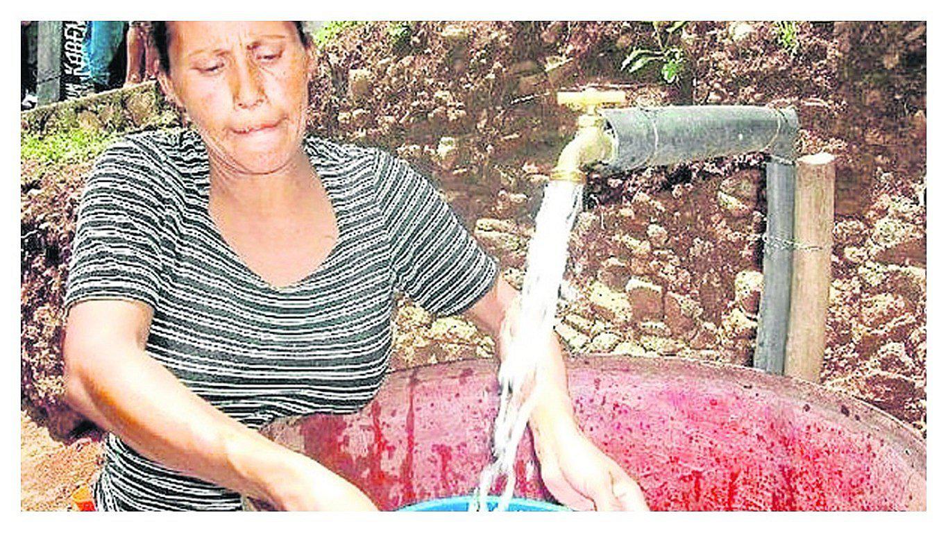 Alcaldes se enfrentan por alza de tarifa de agua 