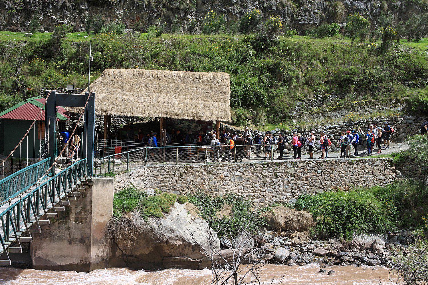 Turistas 'mochileros' dañan el patrimonio camino a Machu Picchu