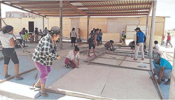 Padres y alumnos construyen su propio colegio en Sechura