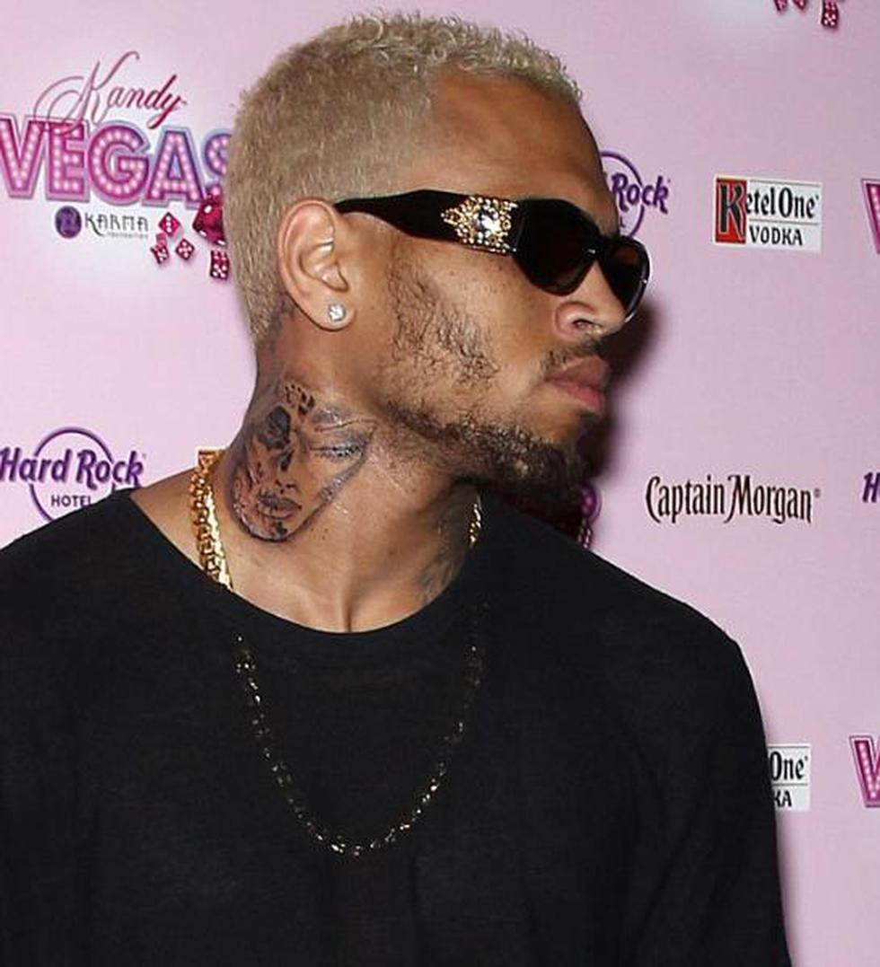 Fotos: ¿Chris Brown se tatuó el rostro de Rihanna en su cuello?
