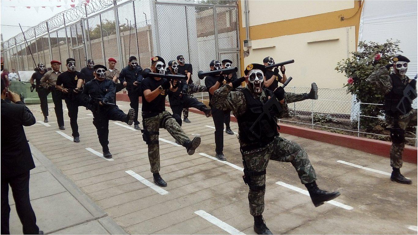 Internos del penal de Picsi desfilan por Fiestas Patrias 