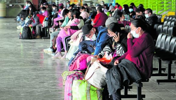 Decenas esperan en terminal de Huancayo       Foto: Adrián Zorrilla