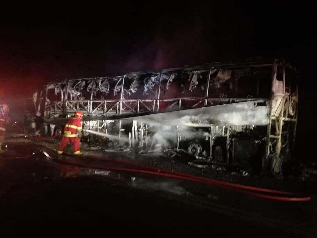 Bus de la empresa Flores Hermanos arde en llamas 