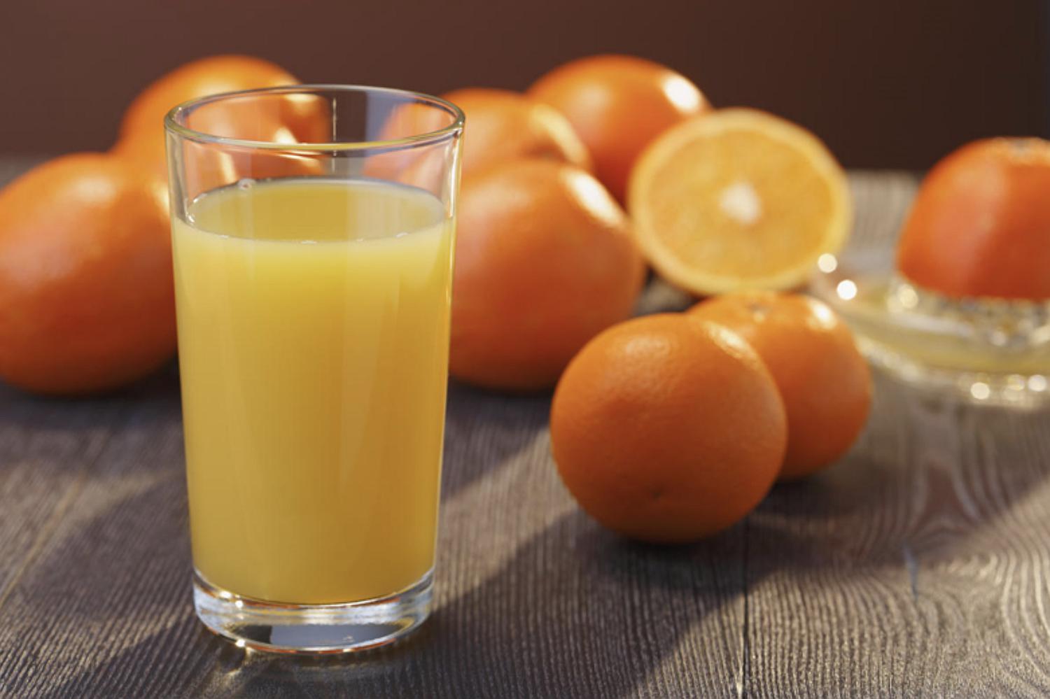 El jugo de naranja en exceso  es igual de dañino que el refresco artificial