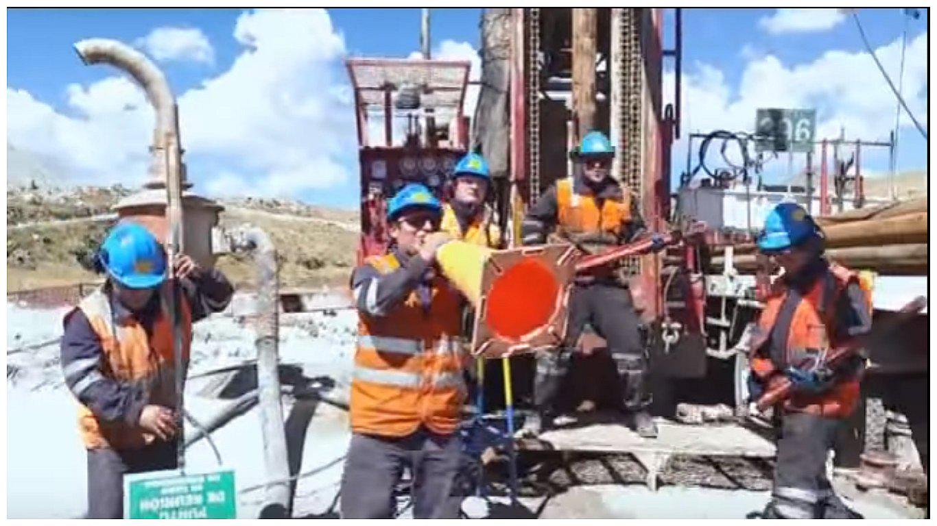 YouTube: Mineros realizaron sorprendente parodia de "Una cerveza"