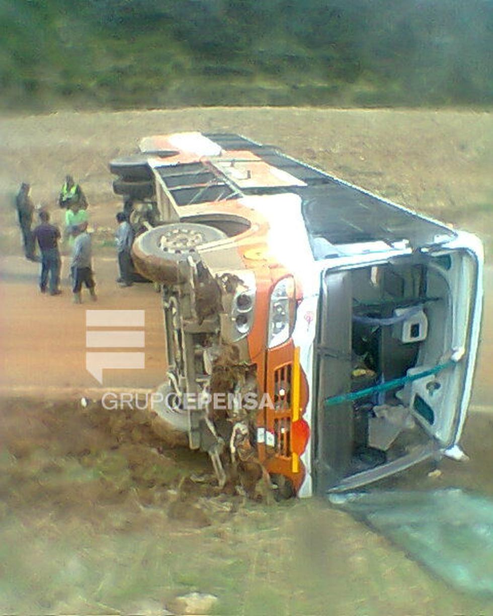 37 mineros heridos al volcar bus en carretera Nor-Yauyos-Chupaca