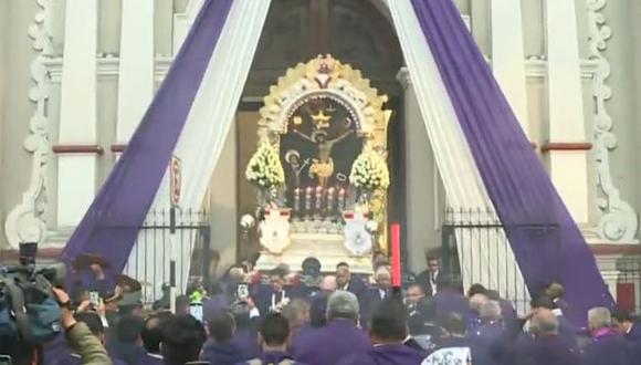 Imagen del Señor de los Milagros salió hoy, miércoles 19 de octubre, de la Iglesia Nuestra Señora de las Victorias para iniciar actividades como parte de su tercer recorrido procesional. ( Foto: Captura Latina)