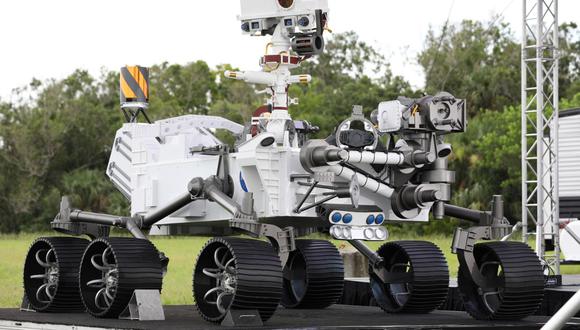 Una vista del rover Perseverance exhibido en la Estación de la Fuerza Aérea, de Cabo Cañaveral, en Florida. El rover Perseverance buscará signos de vida antigua y recolectará muestras de rocas y tierra para un posible regreso a la Tierra. (Gregg Newton / AFP)