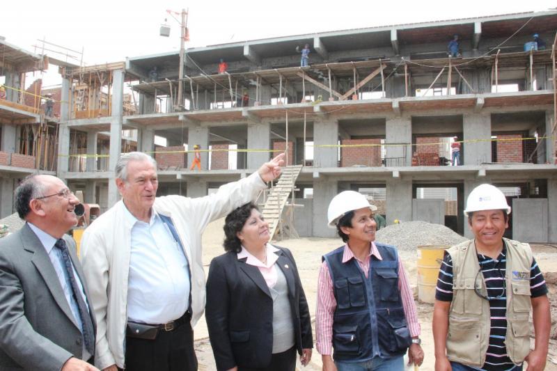 Trujillo Inspeccionan obras en colegio Hermanos Blanco