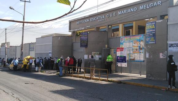 Formaron largas colegios en colegio de la Gran Unidad Escolar en Mariano Melgar| Fotos: Carmen Meza