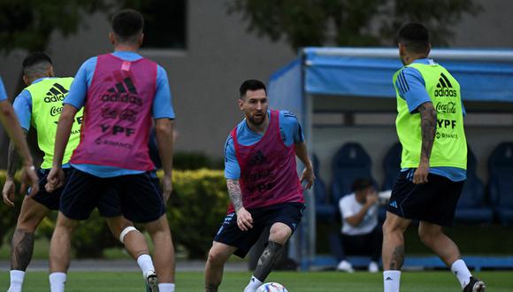 El delantero argentino Lionel Messi (centro) controla el balón durante una sesión de entrenamiento en Ezeiza, provincia de Buenos Aires, el 22 de marzo de 2023, antes de los partidos amistosos de fútbol contra Panamá y Curazao. (Foto por Luis ROBAYO / AFP)