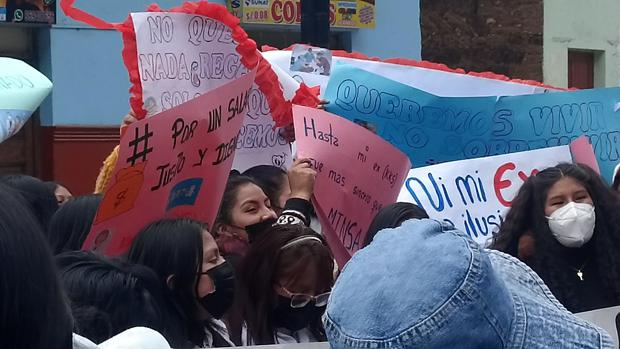 Protest of UNH intern students in front of DIRESA Huancavelica.