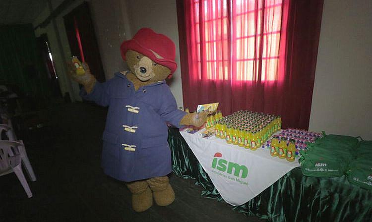 Oso Paddington visita a niños de alberge en Arequipa