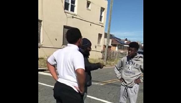 ​Facebook: hombre que detiene pelea callejera se vuelve viral por esta razón