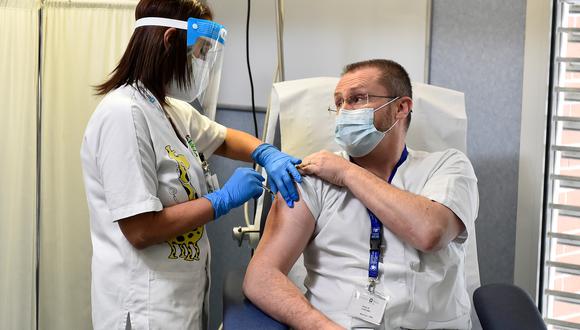 Doctor Stefano Paglia recibe una de las primeras dosis de la vacuna contra el COVID-19 en Italia. (Foto: AFP)