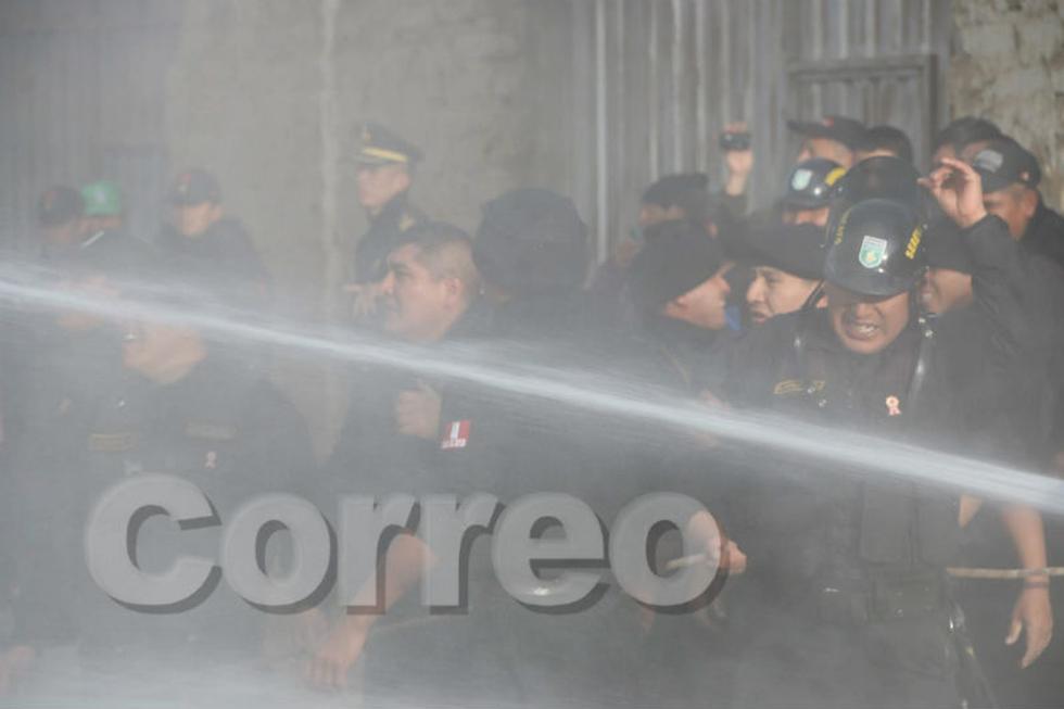 Voraz incendio consume local de reciclaje y molino de granos 
