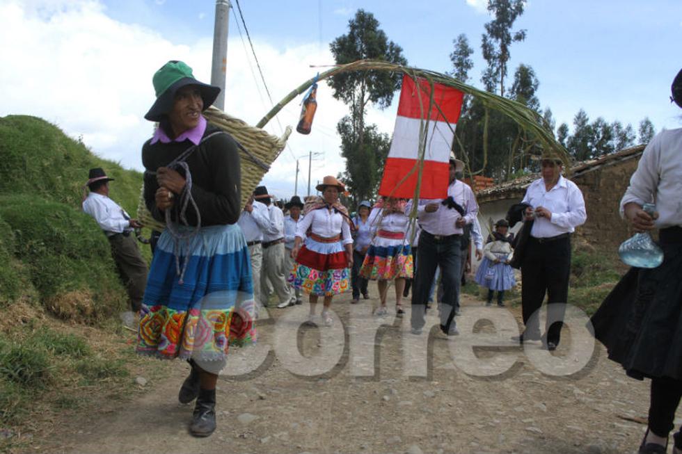 Beben sangre y lavan entrañas de toro en festividad (FOTOS)