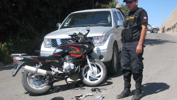 Moquegua: Motociclista huye de operativo policial y despista frente a comuna