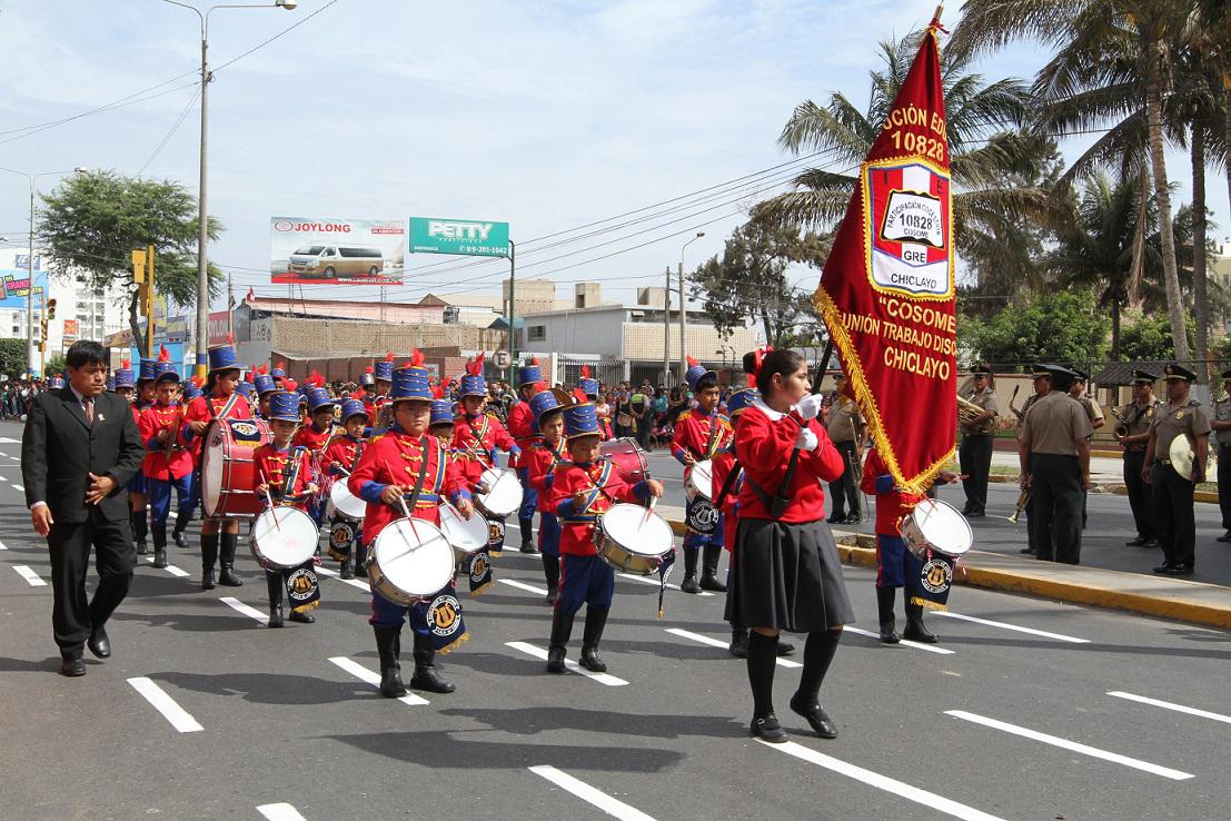 Escolares desfilaron por Fiestas Patrias en Chiclayo (VIDEO)