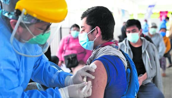 Inoculación a jóvenes de 18 años a más en vacunatorios del Complejo Deportivo de Villa el Salvador y Villa María del Triunfo

Fotos: Renzo Salazar