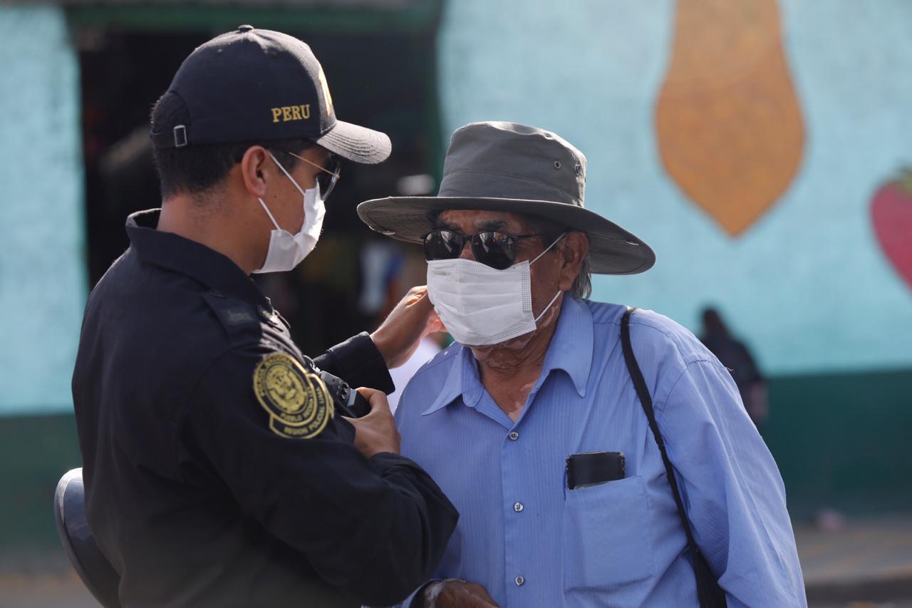 Policía protege del coronavirus a adulto mayor colocándole mascarilla. (Fotos: Diana Marcelo/GEC)
