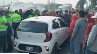 “Hay muchos carros con vidrios reventados”: pasajeros varados por bloqueos en la Panamericana Sur caminan para llegar a sus destinos 