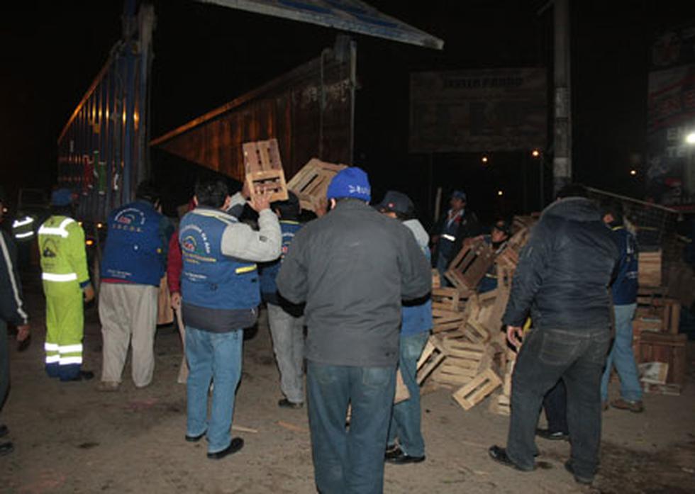 Ate: Desalojan a últimos ambulantes del mercado de Ceres