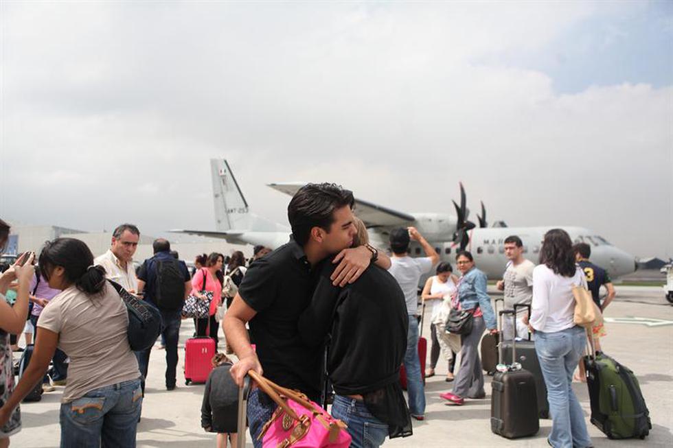 México: Miles de turistas atrapados aguardan con angustia poder salir de Acapulco