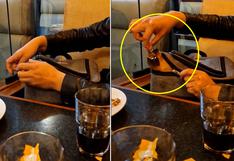 Viral: Joven esconde a su perrito en una mochila y disfrutan de un pollo a la brasa en restaurante