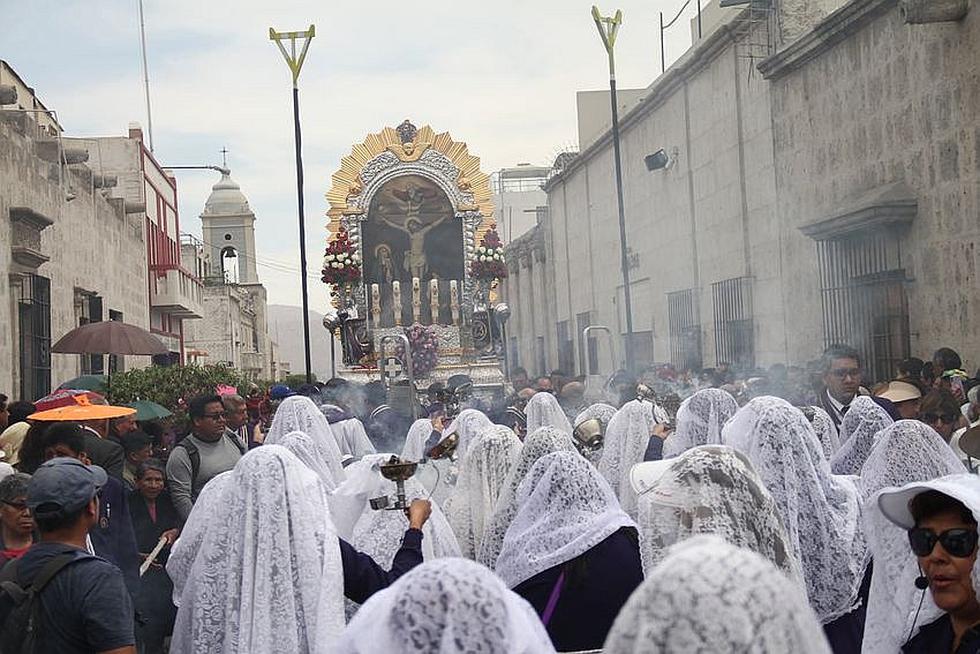 Señor de los Milagros derramó bendiciones en multitudinaria procesión (FOTOS)