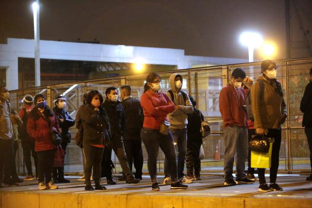 ciudadanos en paraderos de la estación naranjal, izaguirre y caqueta del metropolitano.