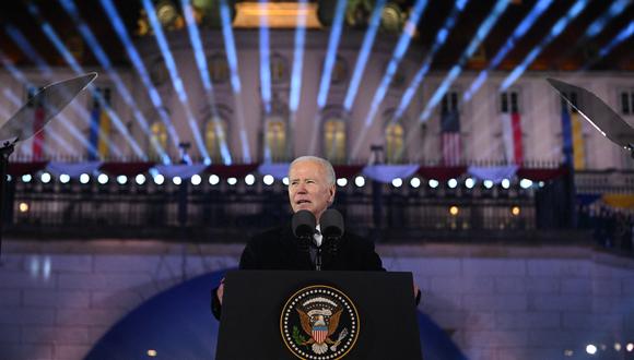 El presidente de los Estados Unidos, Joe Biden, pronuncia un discurso en los Jardines del Castillo Real de Varsovia en Varsovia el 21 de febrero de 2023. (Foto de Mandel NGAN / AFP)