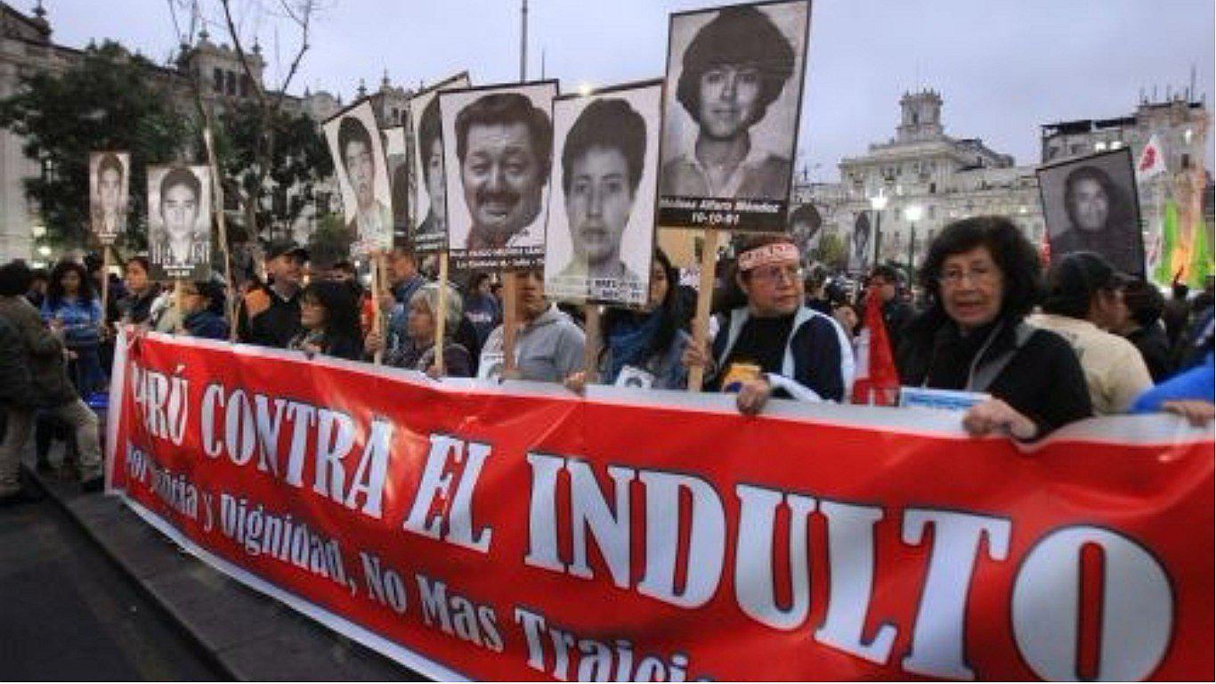 Manifestantes y PNP se enfrentaron en marcha contra indulto a Alberto Fujimori (VIDEO)