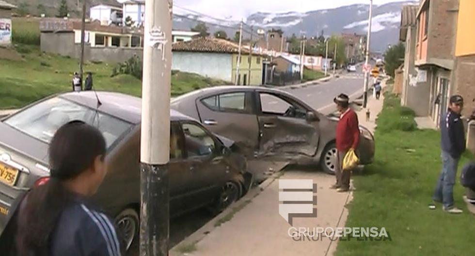 Cinco heridos deja choque de autos en vía Huancayo Pampas PERU CORREO