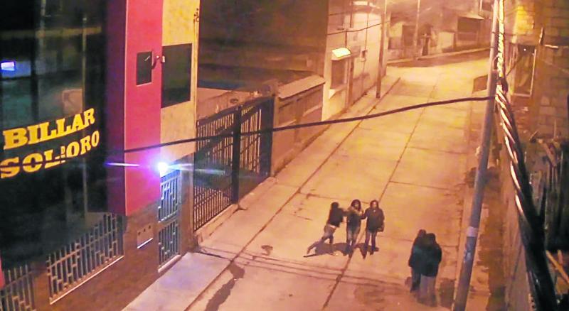 'Damas de compañía' se pelean por un cliente